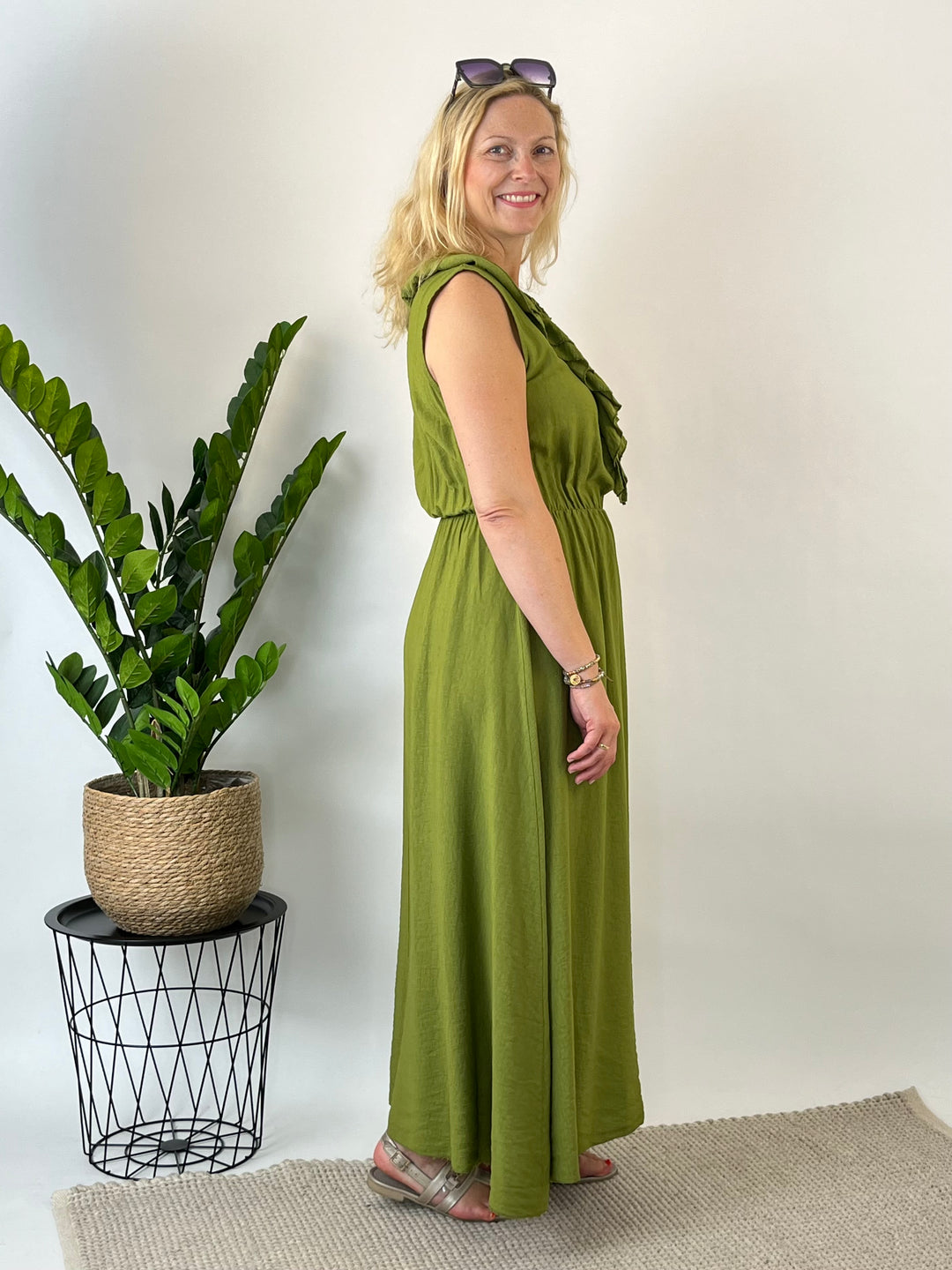 Maxikleid aus Viskose mit Rüschenausschnitt, grün von Bella Vita - Mode &amp; Lifestyle
