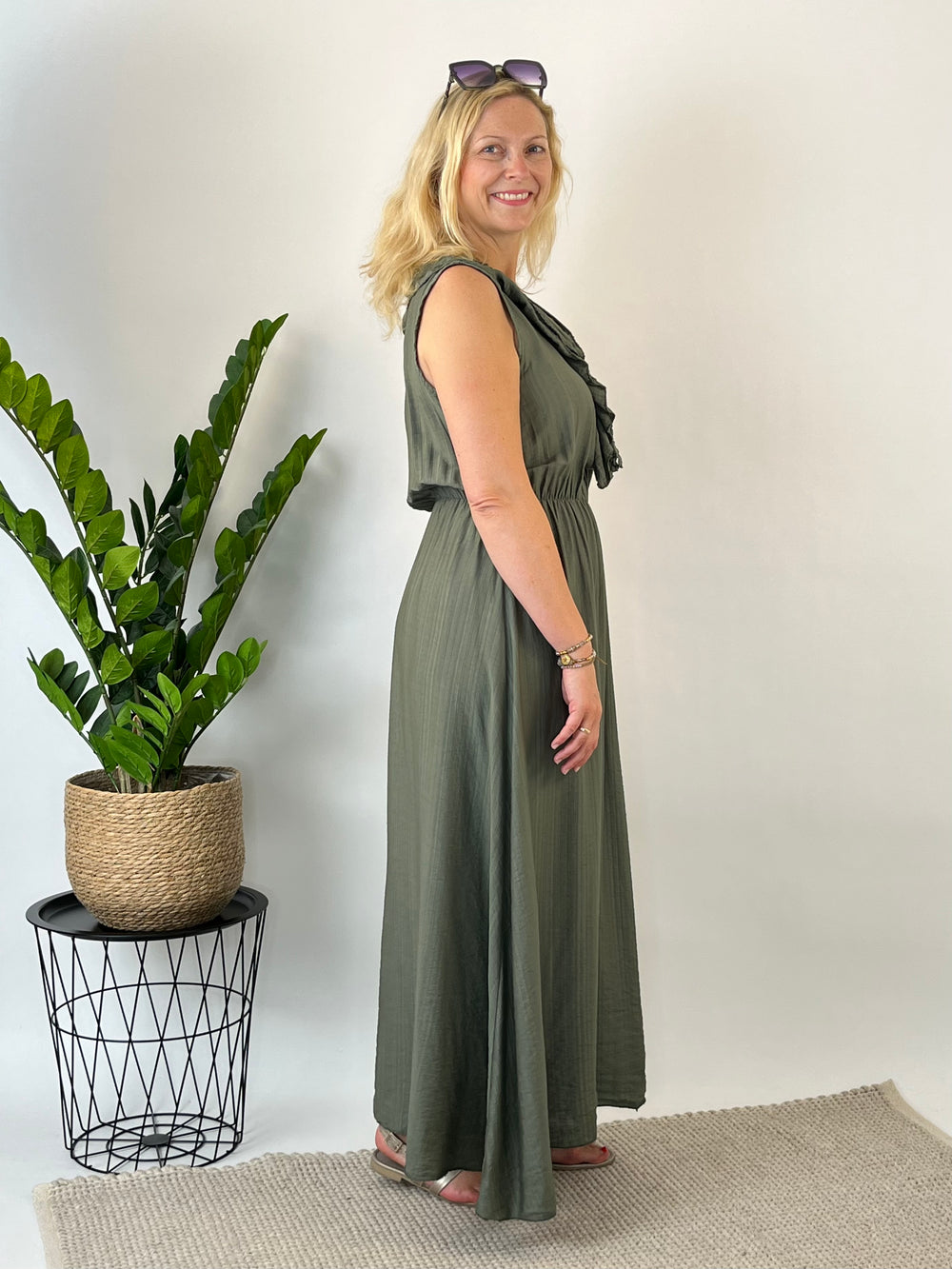 Maxikleid aus Viskose mit Rüschenausschnitt, khaki von Bella Vita - Mode & Lifestyle