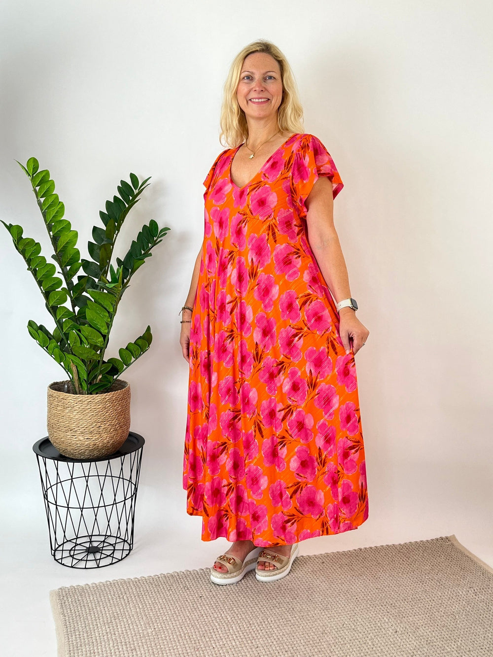 Maxikleid floral mit Glanzfaden, pink-orange von Bella Vita - Mode & Lifestyle