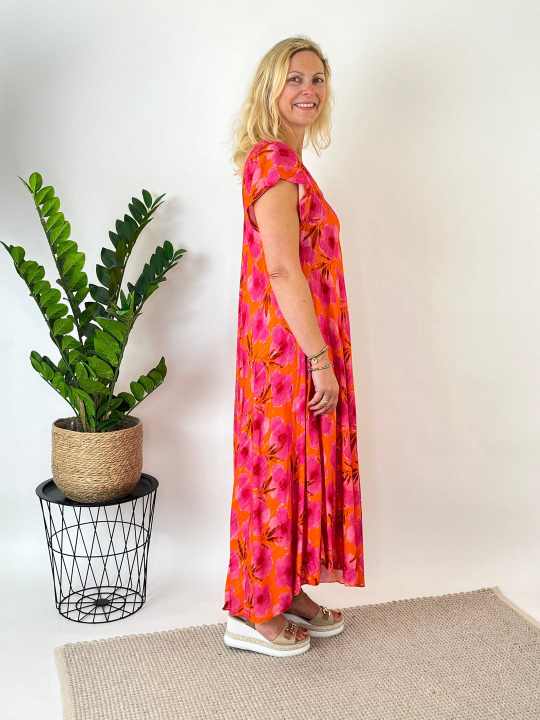 Maxikleid floral mit Glanzfaden, pink-orange von Bella Vita - Mode &amp; Lifestyle
