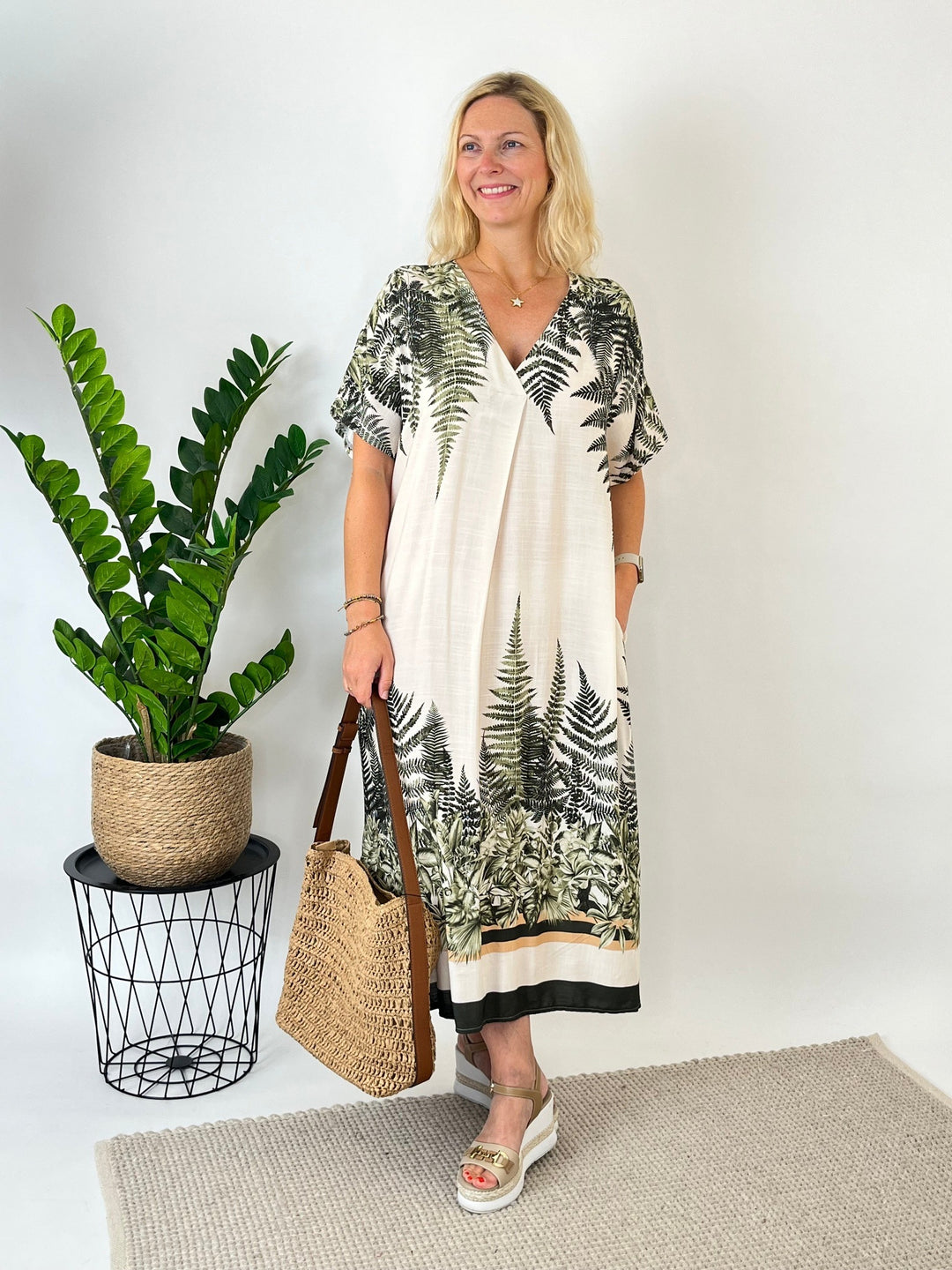 Maxikleid mit Farnprint, khaki von Bella Vita - Mode &amp; Lifestyle