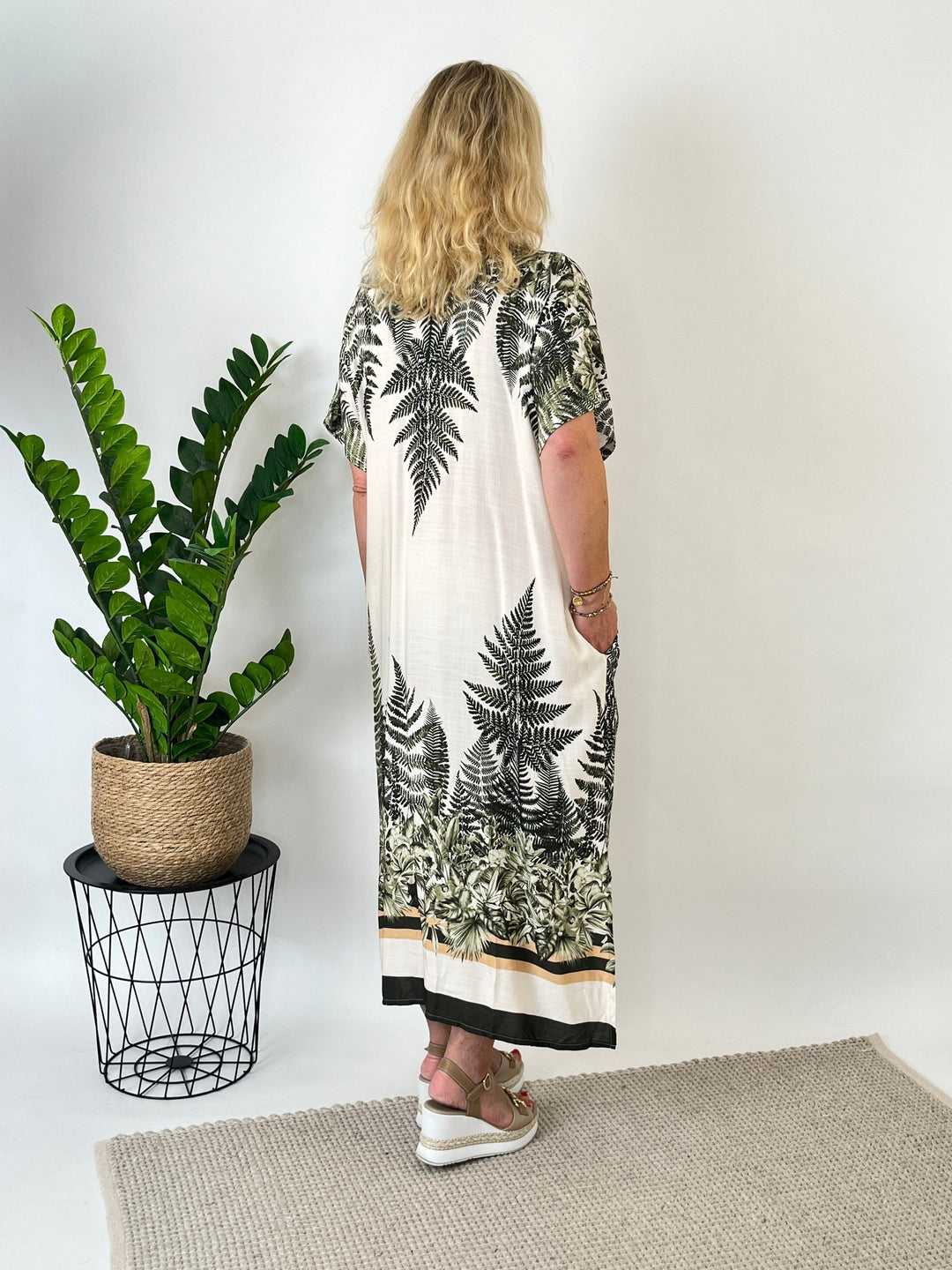 Maxikleid mit Farnprint, khaki von Bella Vita - Mode &amp; Lifestyle