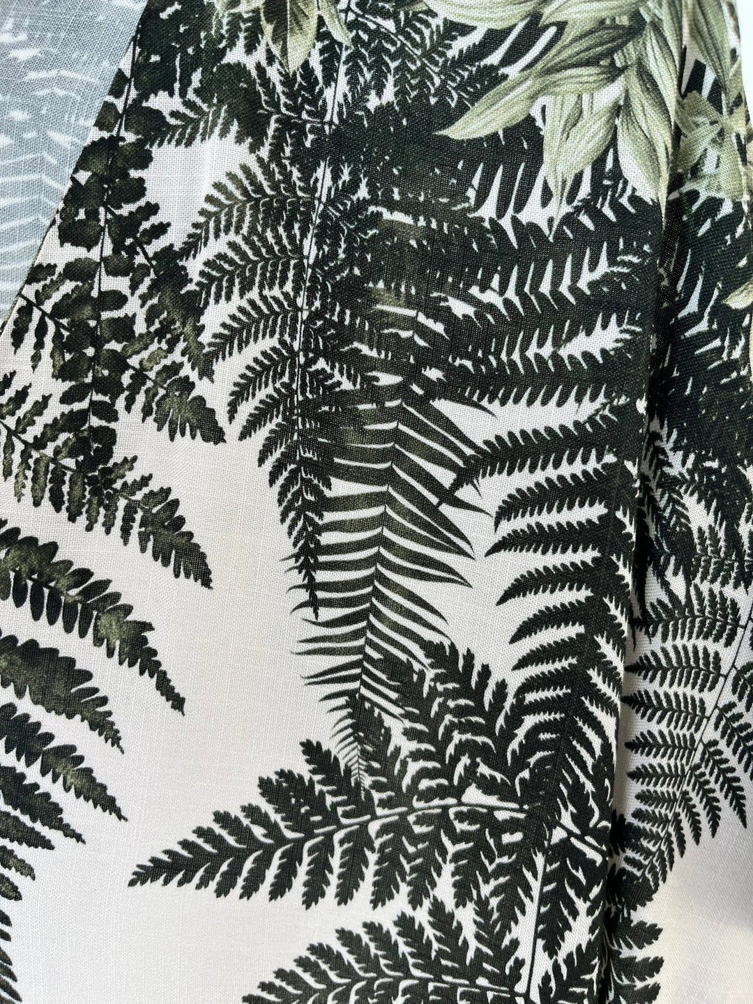 Maxikleid mit Farnprint, khaki von Bella Vita - Mode &amp; Lifestyle