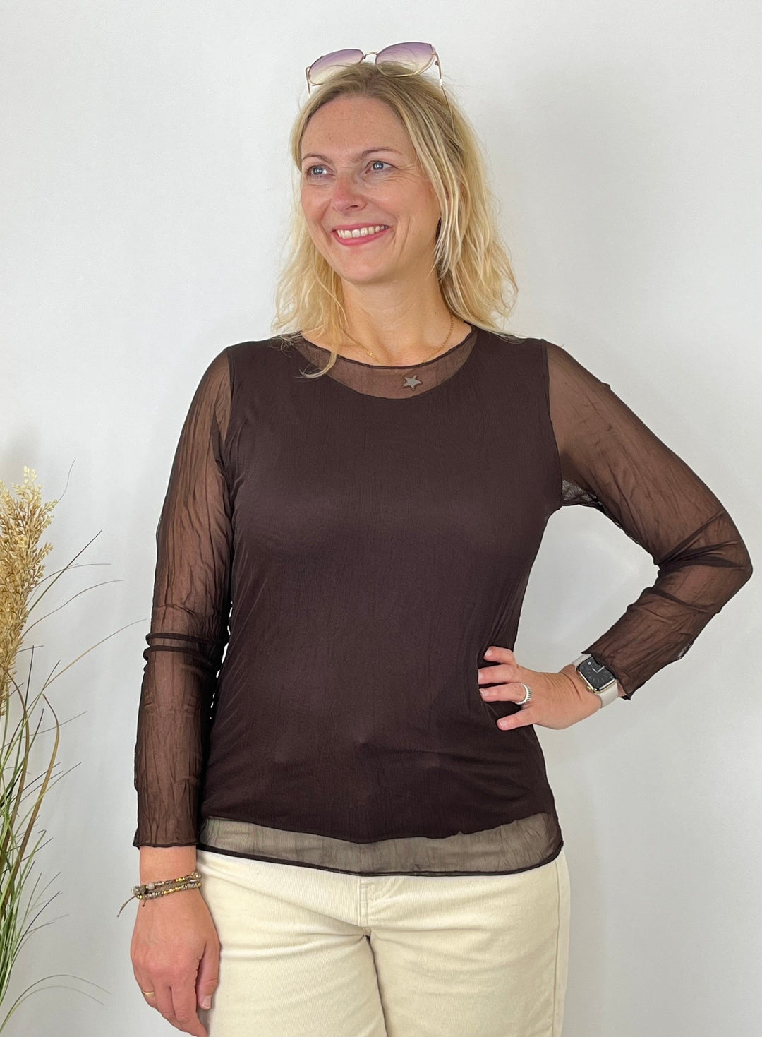Braunes Mesh-Longsleeve mit transparenten Ärmeln und blickdichtem Hauptteil