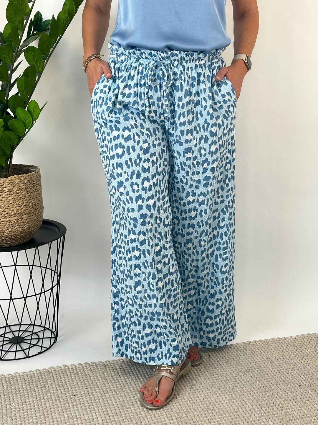 Musselinhose Leo, jeansblau von Bella Vita - Mode & Lifestyle