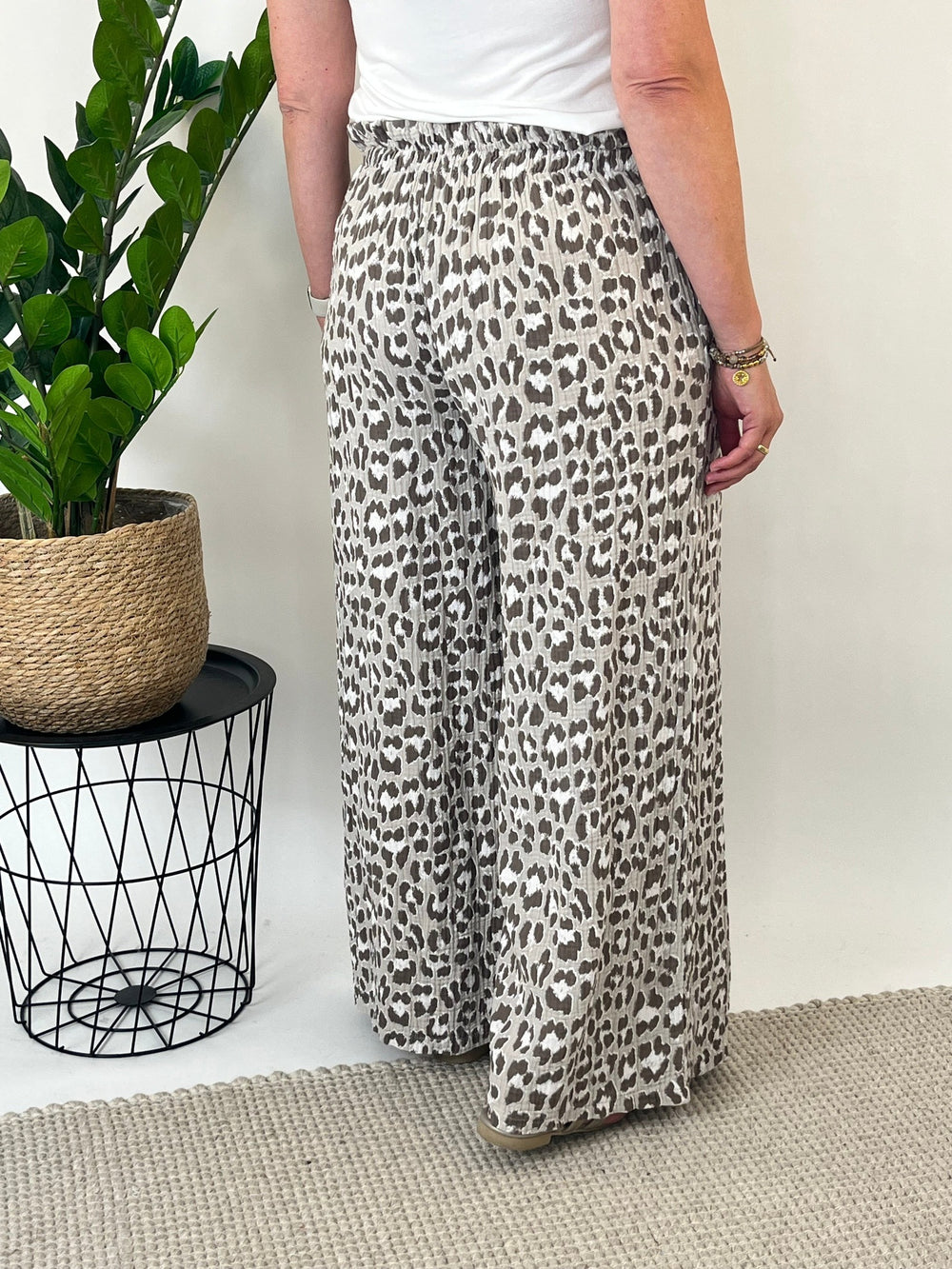 Musselinhose Leo, taupe-beige von Bella Vita - Mode & Lifestyle