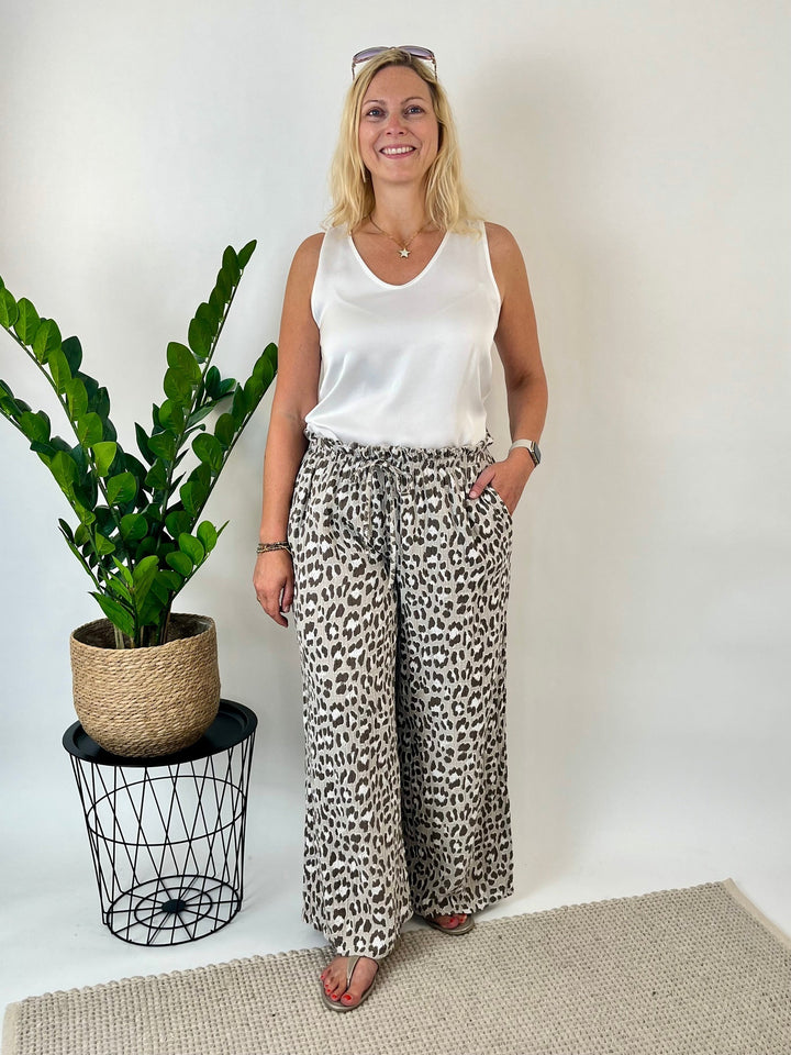 Musselinhose Leo, taupe-beige von Bella Vita - Mode &amp; Lifestyle