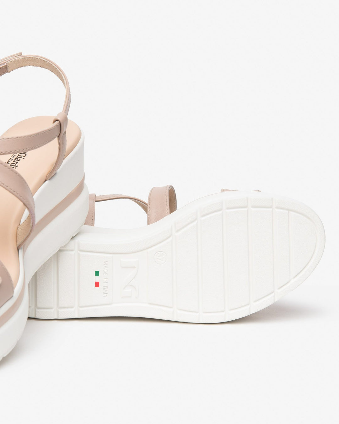 NeroGiardini Plateau-Sandalette mit Zierelement, altrosa von Bella Vita - Mode &amp; Lifestyle