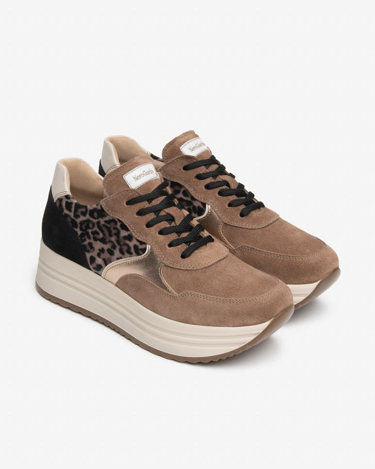 Paar NeroGiardini Plateau-Sneaker Leo mit Leopardenmuster, Roségold-Akzenten und weißem Zungenlabel