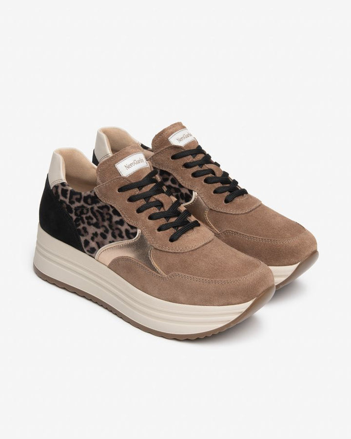 Paar NeroGiardini Plateau-Sneaker Leo mit Leopardenmuster, Roségold-Akzenten und weißem Zungenlabel