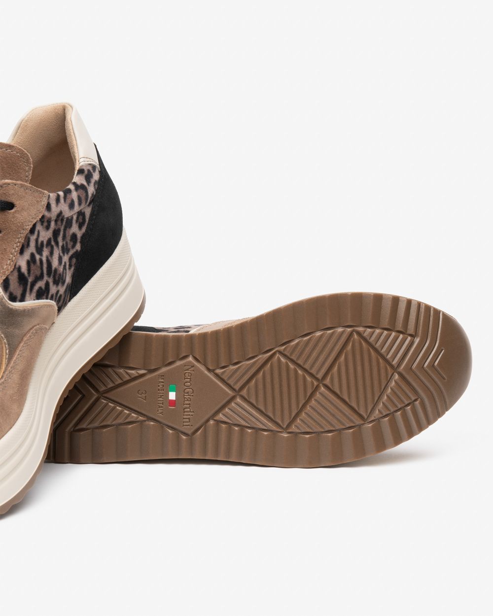 NeroGiardini Plateau-Sneaker Leo: Detail der Sohle mit MADE IN ITALY Prägung und Größe 37