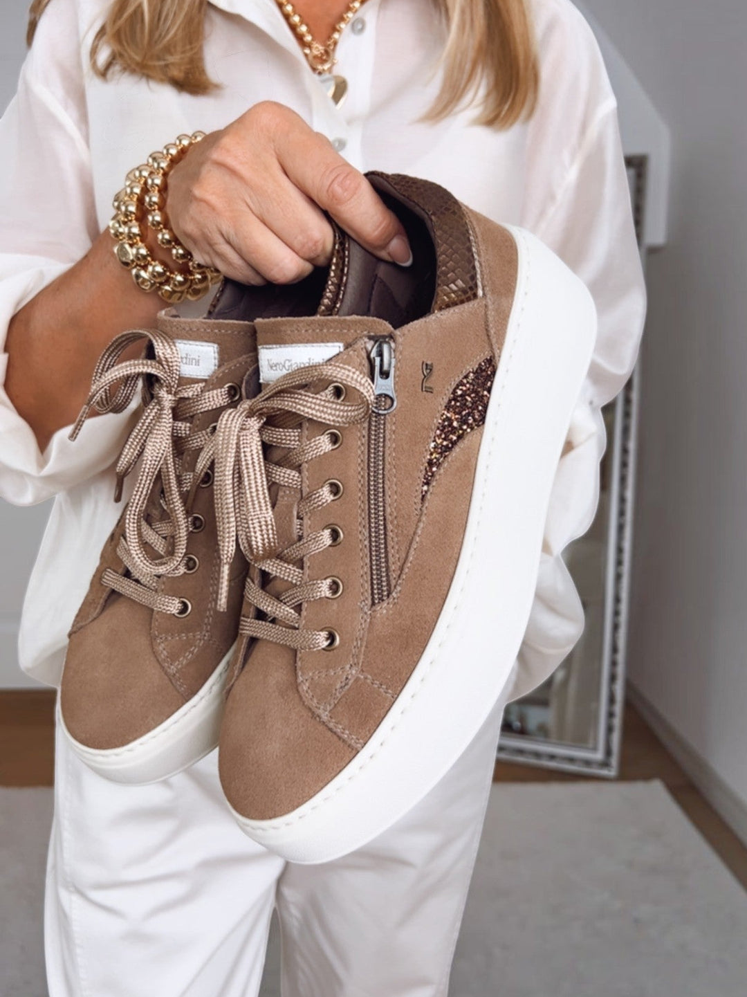 Taupe Plateau-Sneaker aus Veloursleder mit Glitzerdetail und Reißverschluss