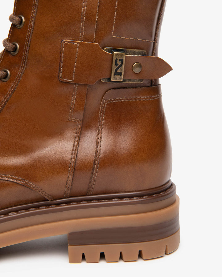 Detailansicht NG Logo Metallschnalle NeroGiardini cognac Leder Stiefel