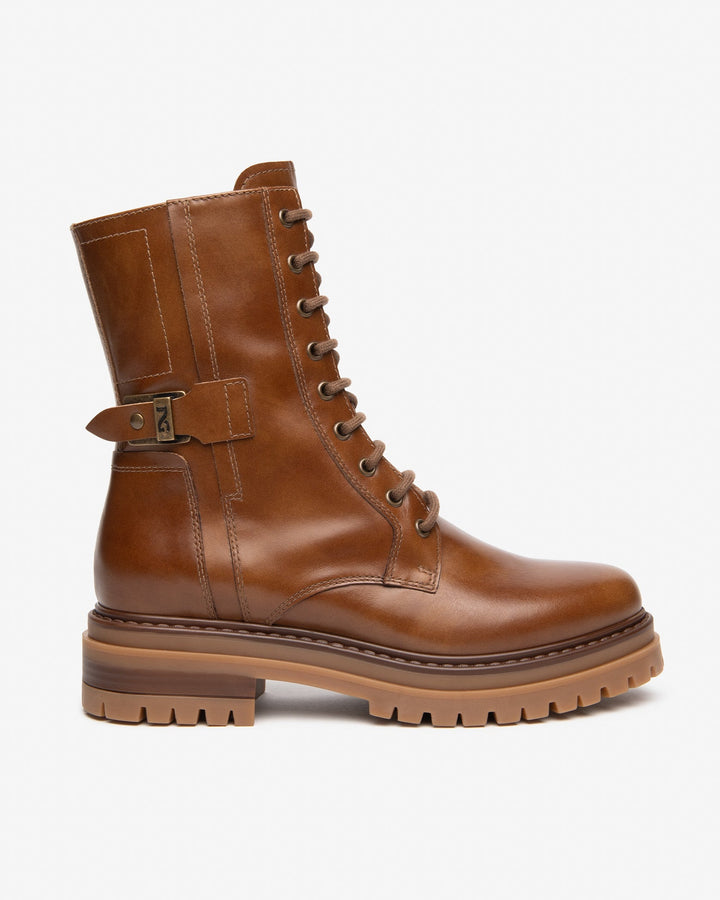 Seitenansicht NeroGiardini cognac Schnürboots mit seitlichem Riemen