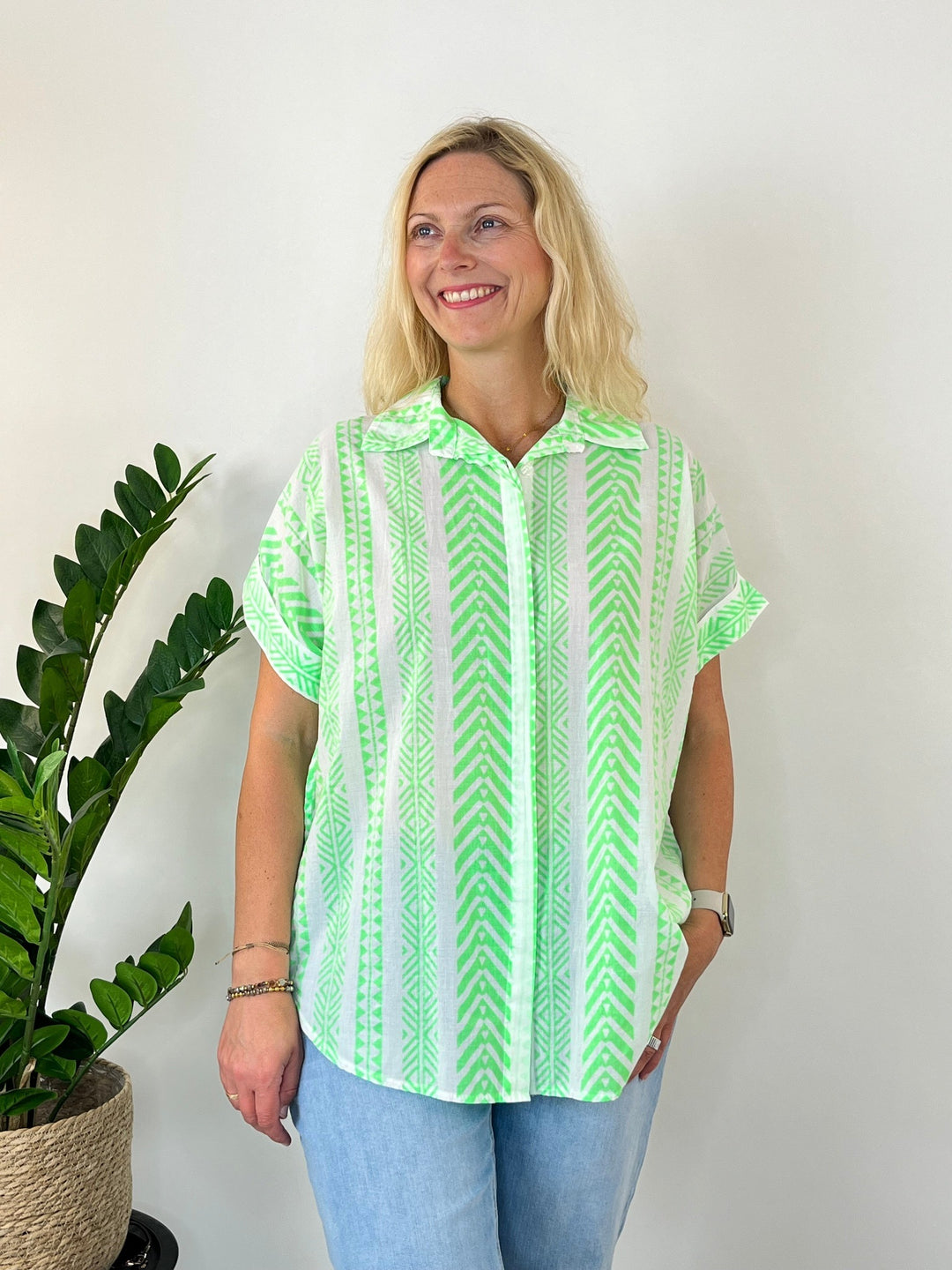 Oversize-Bluse Neon, grafisch-bedruckt Grün One Size von Bella Vita - Mode &amp; Lifestyle
