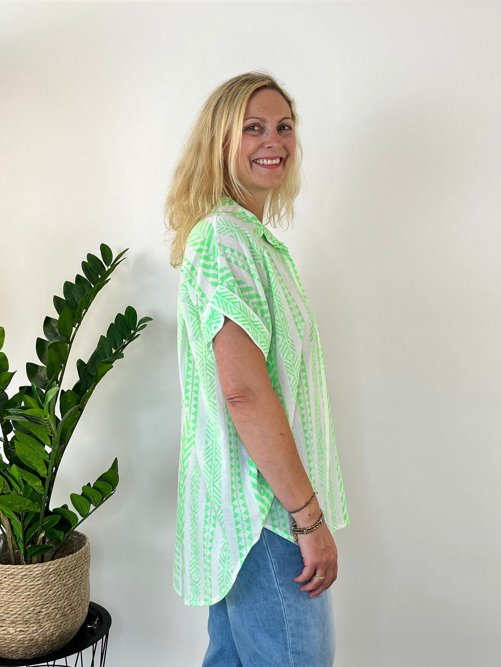 Oversize-Bluse Neon, grafisch-bedruckt von Bella Vita - Mode & Lifestyle