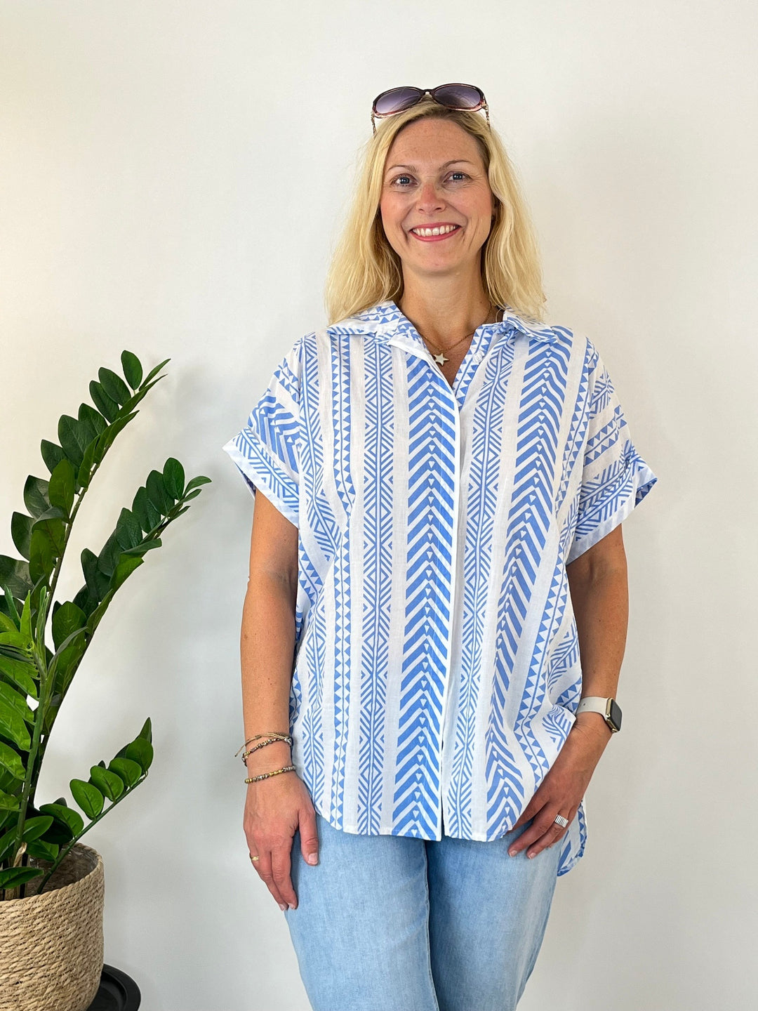 Oversize-Bluse Neon, grafisch-bedruckt Hellblau One Size von Bella Vita - Mode &amp; Lifestyle
