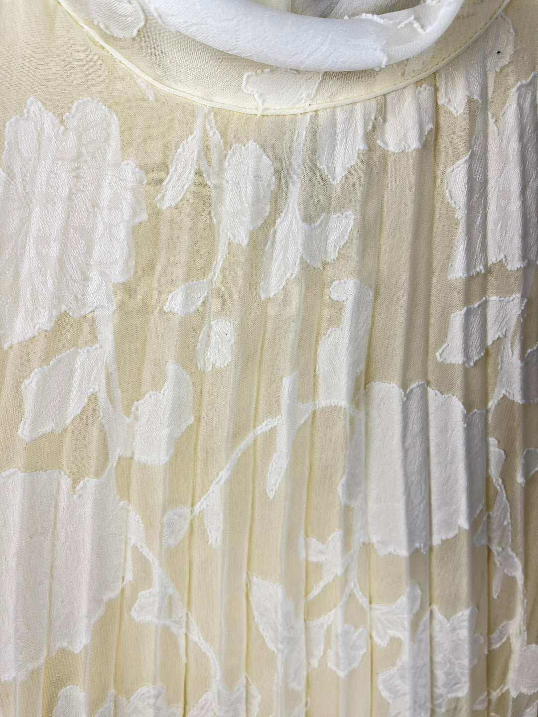 Plisseekleid mit floralem Muster, vanillegelb von Bella Vita - Mode &amp; Lifestyle