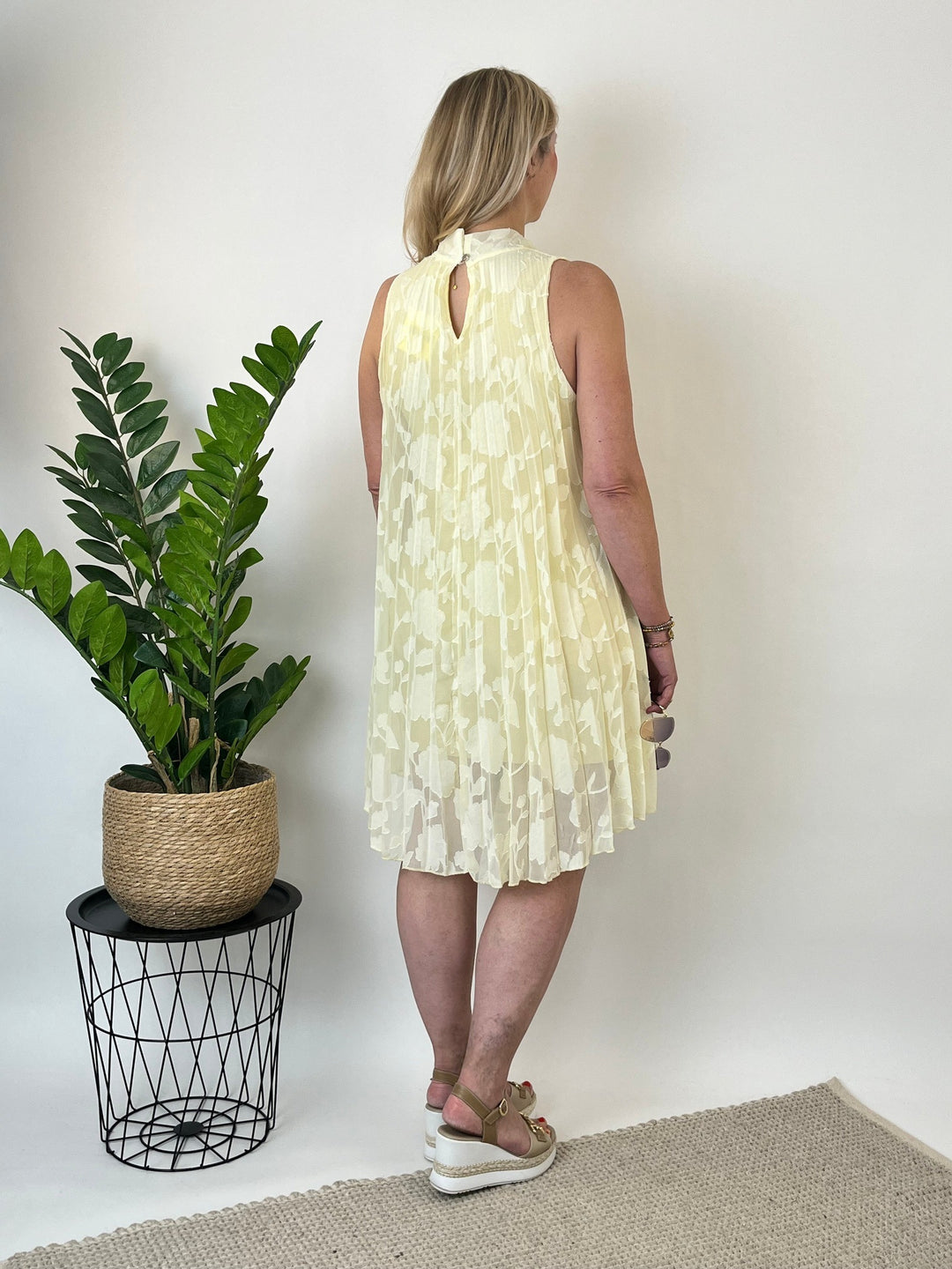 Plisseekleid mit floralem Muster, vanillegelb von Bella Vita - Mode &amp; Lifestyle