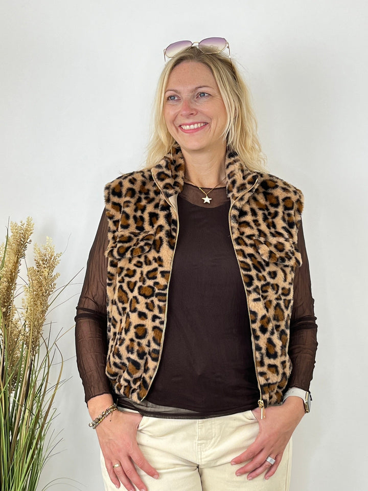 Frontalansicht beige Leoprint-Plüschweste