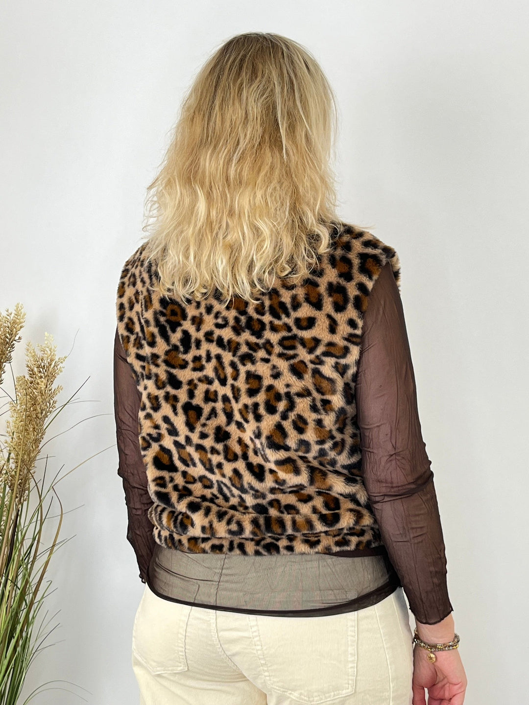 Rückansicht beige Plüschweste mit Leoprint