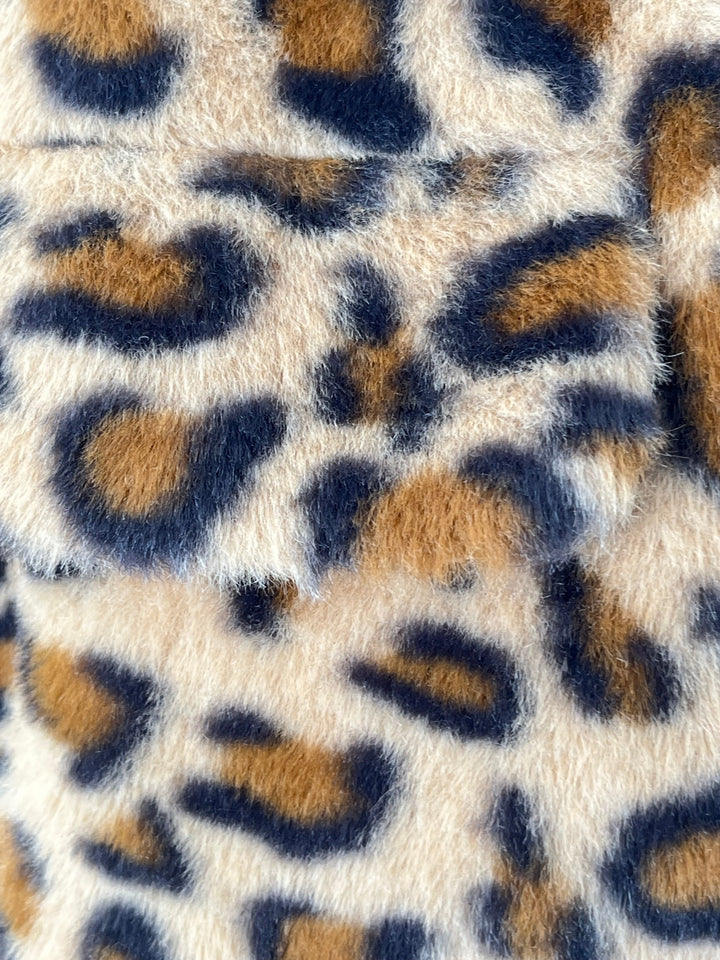 Nahaufnahme flauschige Textur Leoprint Weste