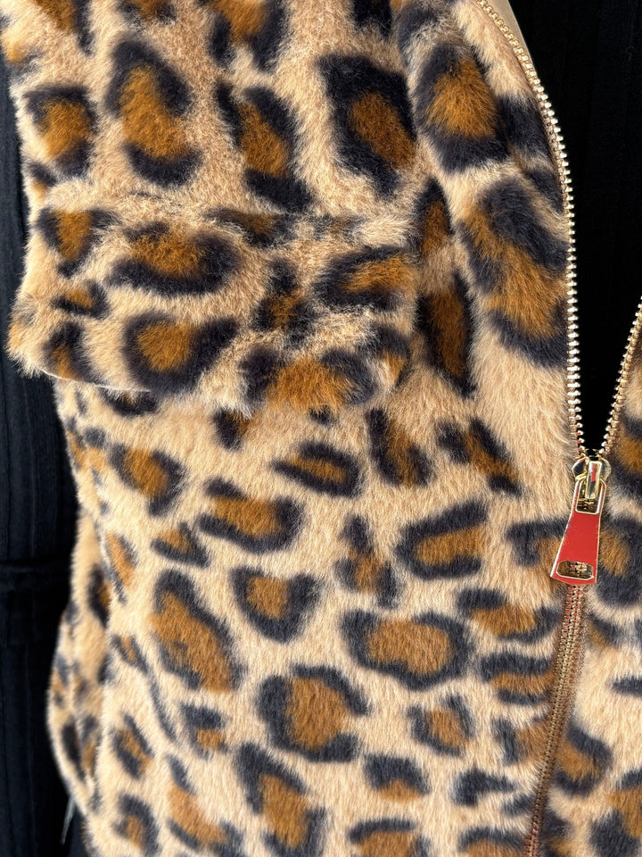 Detail goldener Reißverschluss Plüschweste Leopard