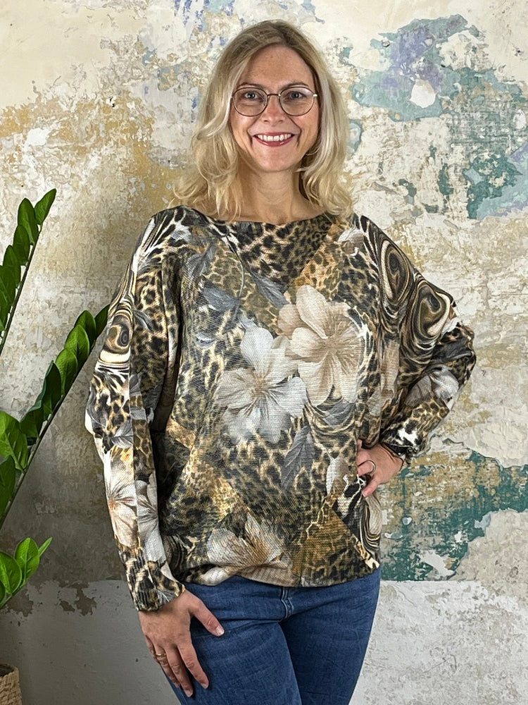 Pullover mit Fledermausarm im Leo-Blumen-Mix, braun von Bella Vita - Mode & Lifestyle