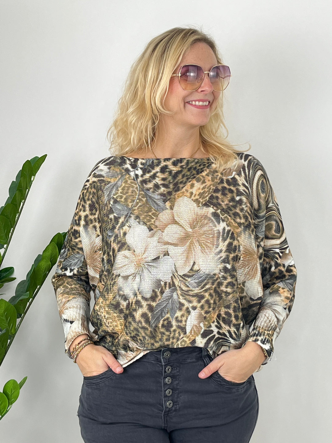 Pullover mit Fledermausarm im Leo-Blumen-Mix, braun von Bella Vita - Mode & Lifestyle