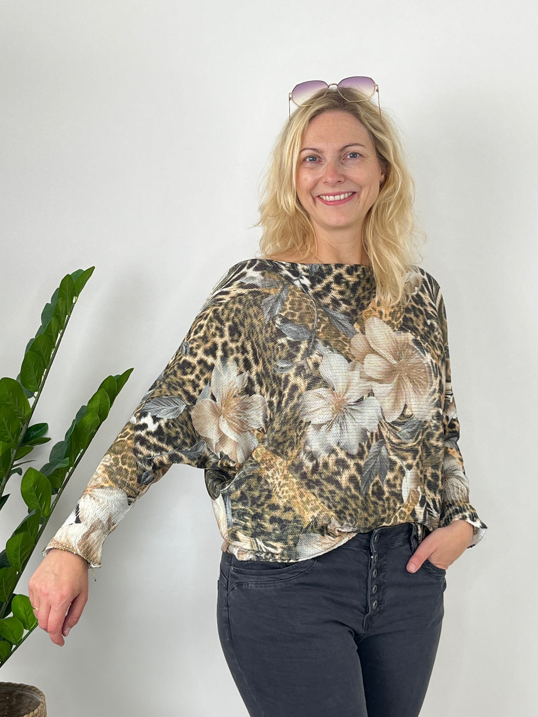 Pullover mit Fledermausarm im Leo-Blumen-Mix, braun von Bella Vita - Mode &amp; Lifestyle