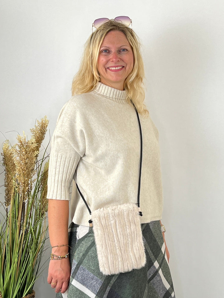 Beiger Strickpullover mit Stehkragen und 3/4-Ärmeln im femininen Look