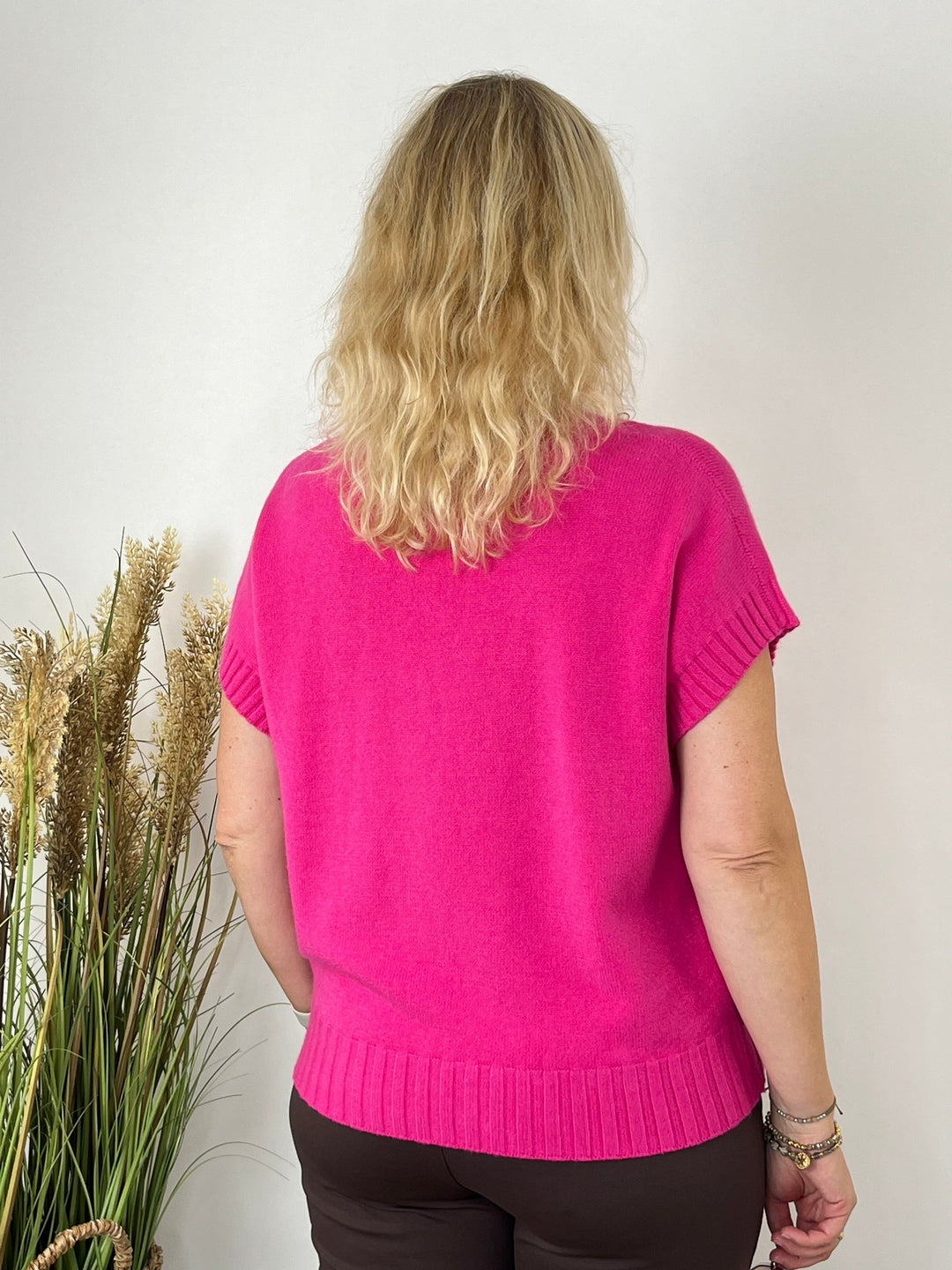 Rosa Strickpullover mit V-Ausschnitt und kurzen Ärmeln, Rückansicht