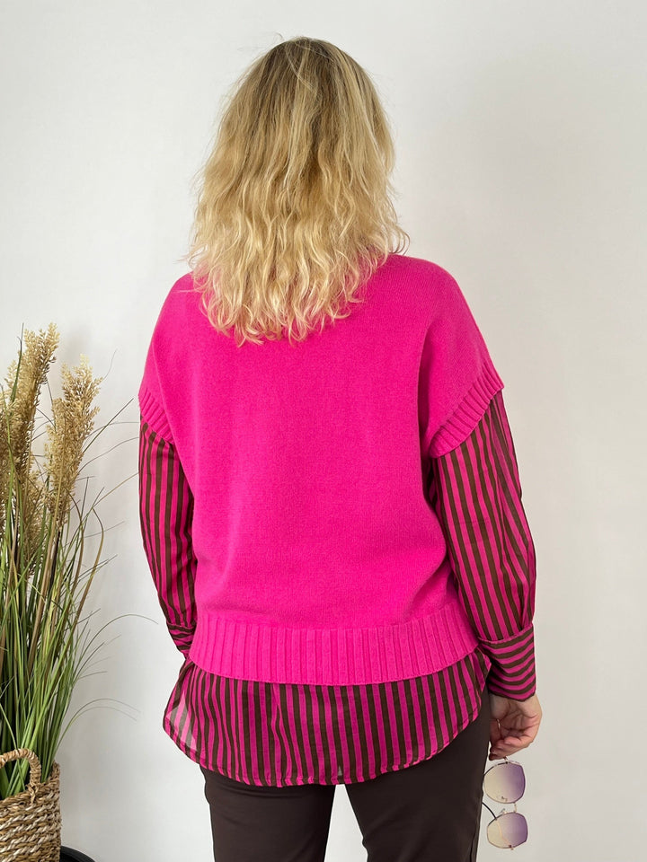 Lagenlook: Rosa Pullover über langärmligem Hemd mit Rippbündchen