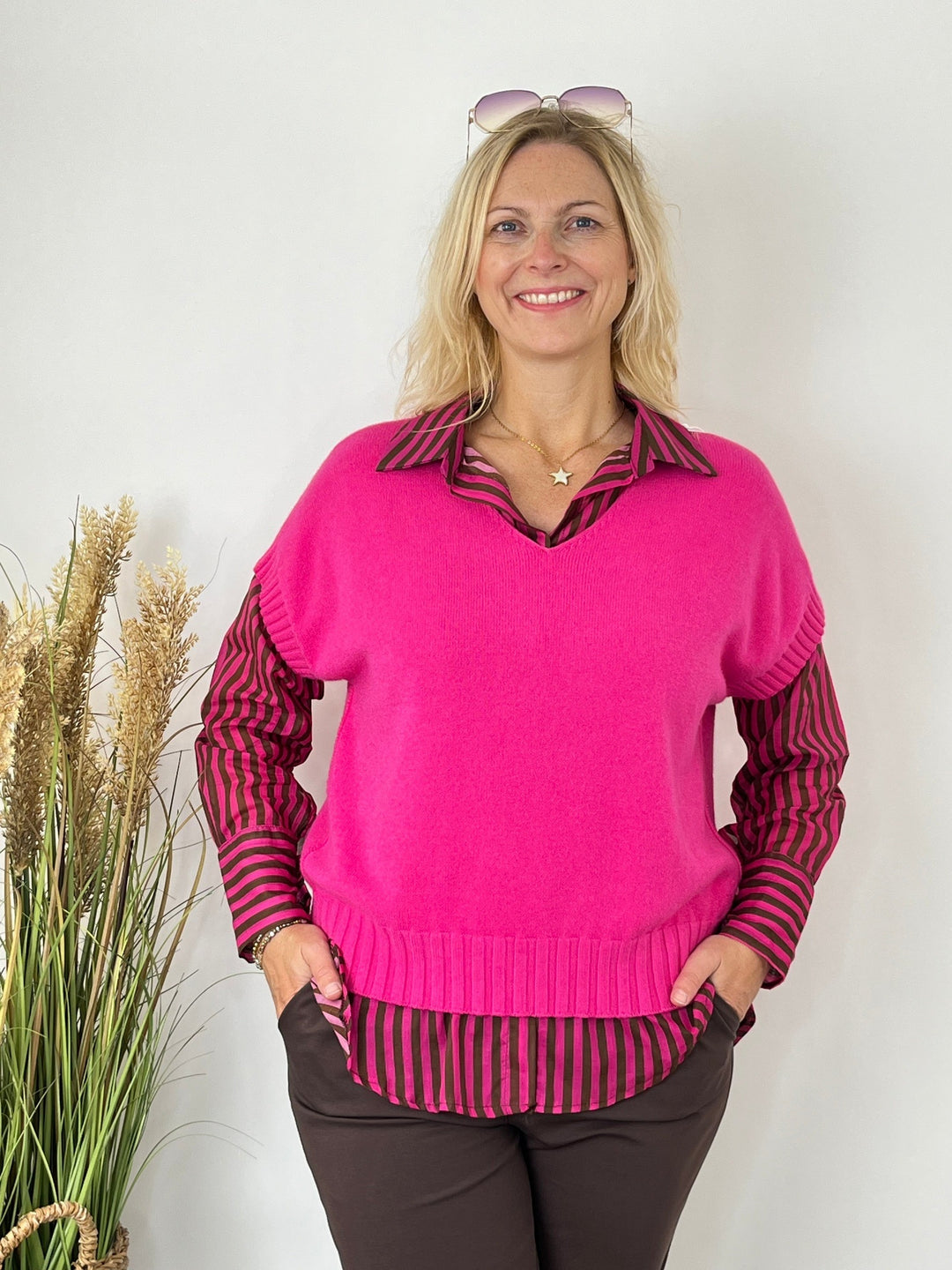 Pinker V-Ausschnitt-Pullover als Layering-Teil über Streifenhemd