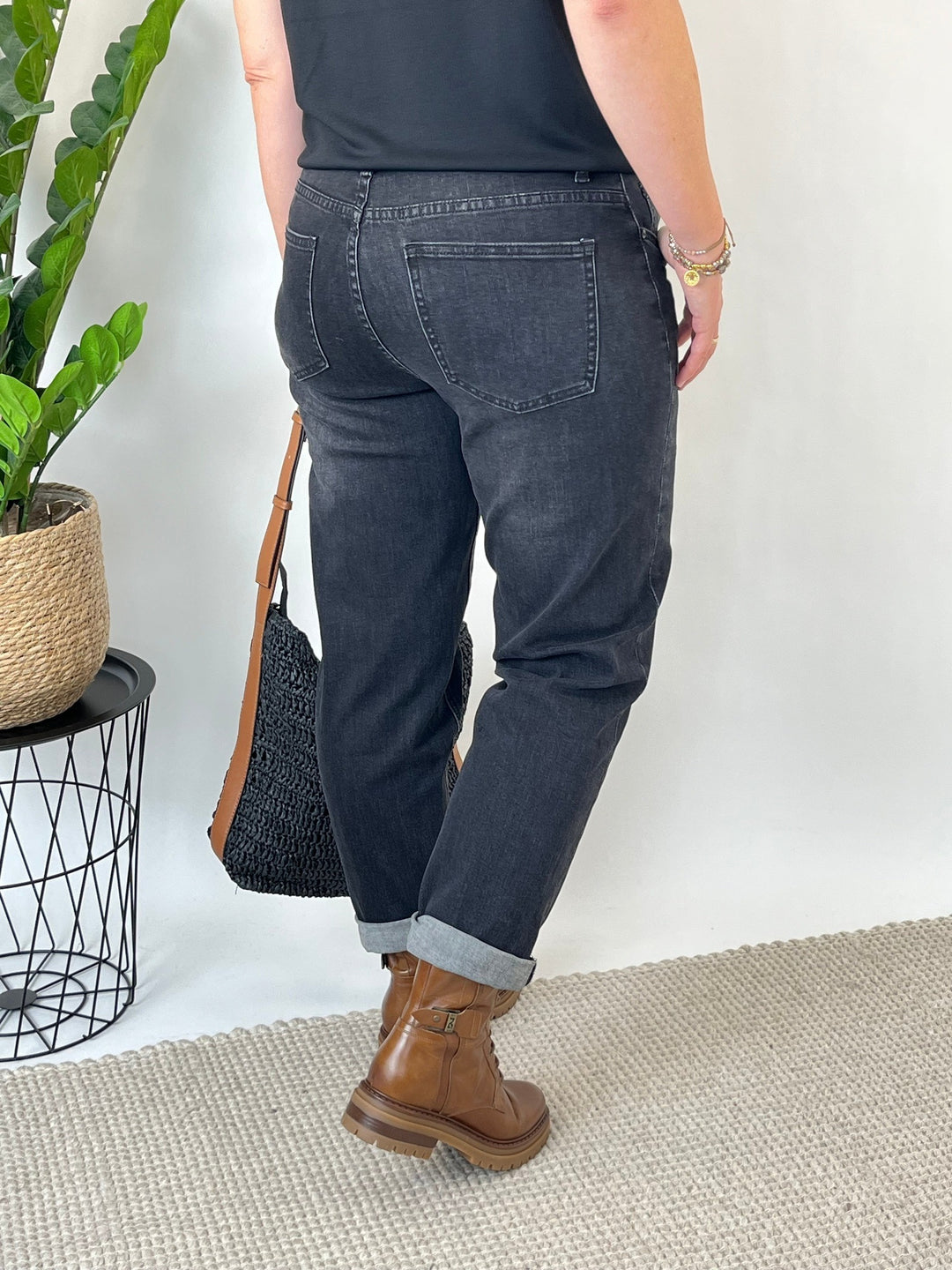 Rückansicht der schwarzen Jeans mit zwei Taschen und sichtbaren Nähten