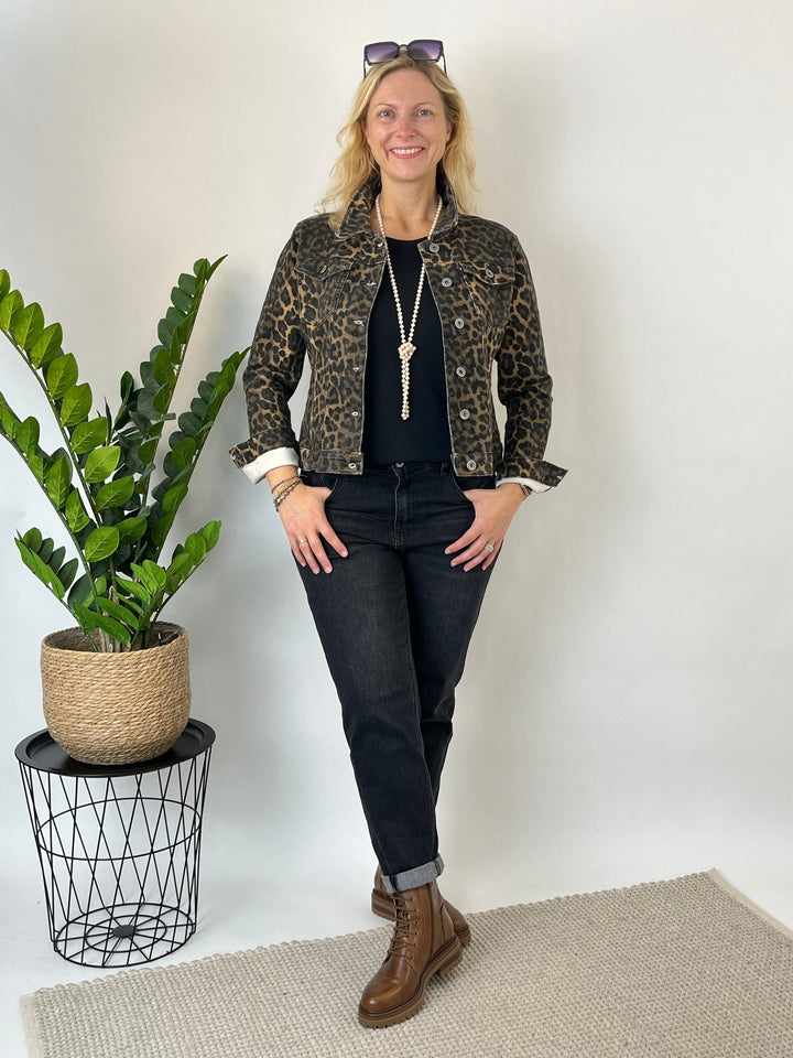 Schwarze Relaxed Fit Jeans mit aufgerollten Beinen, kombiniert mit Leopardenjacke