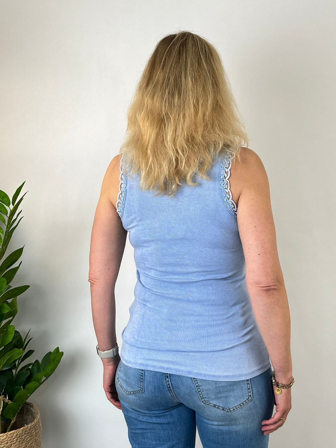 Rippentop mit Spitzenkante, hellblau von Bella Vita - Mode &amp; Lifestyle