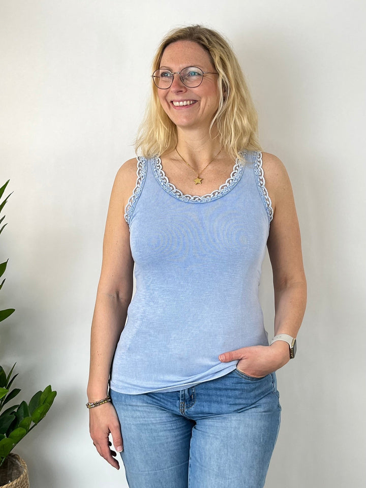 Rippentop mit Spitzenkante, hellblau von Bella Vita - Mode &amp; Lifestyle
