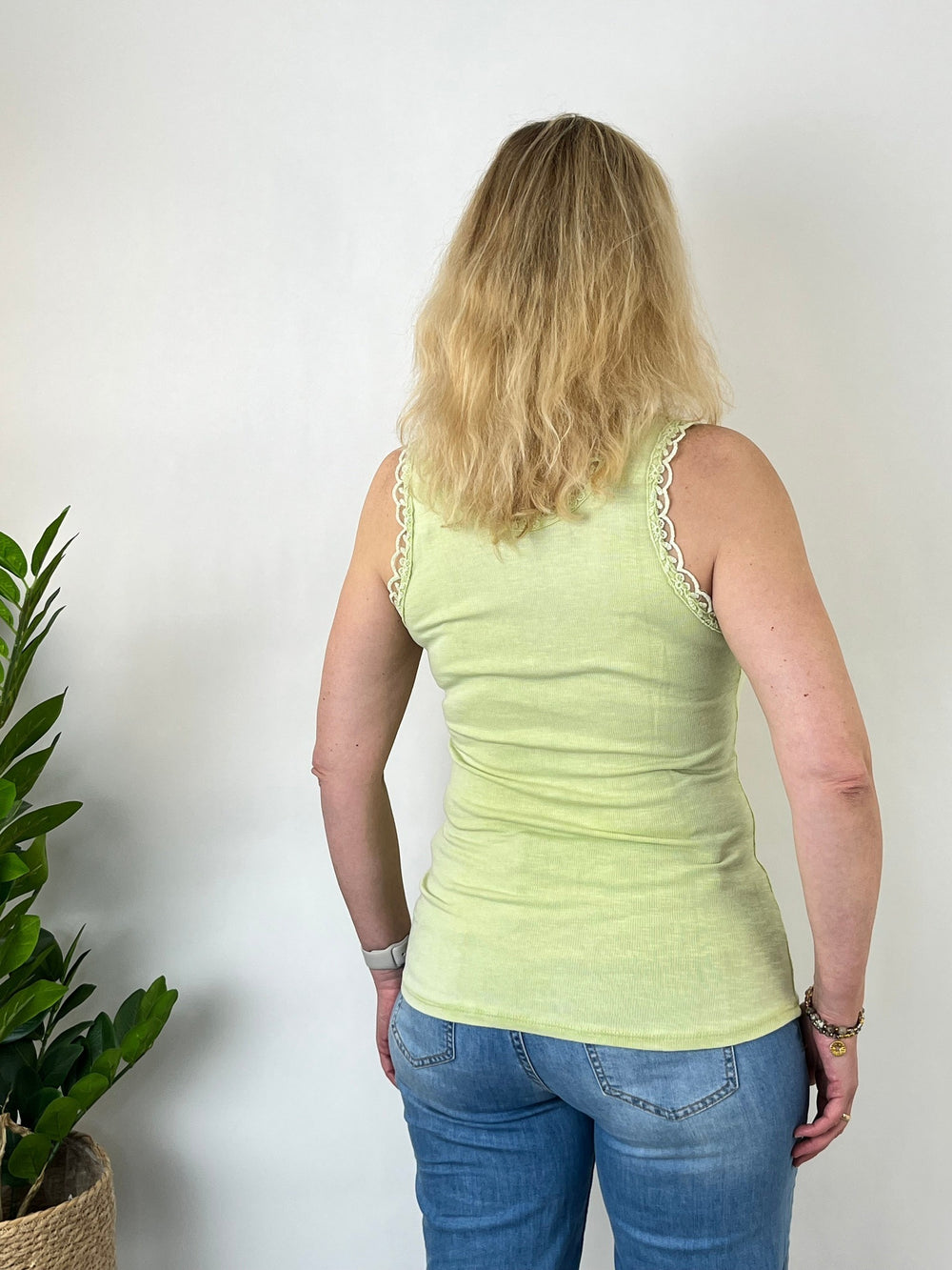 Rippentop mit Spitzenkante, lindgrün von Bella Vita - Mode & Lifestyle