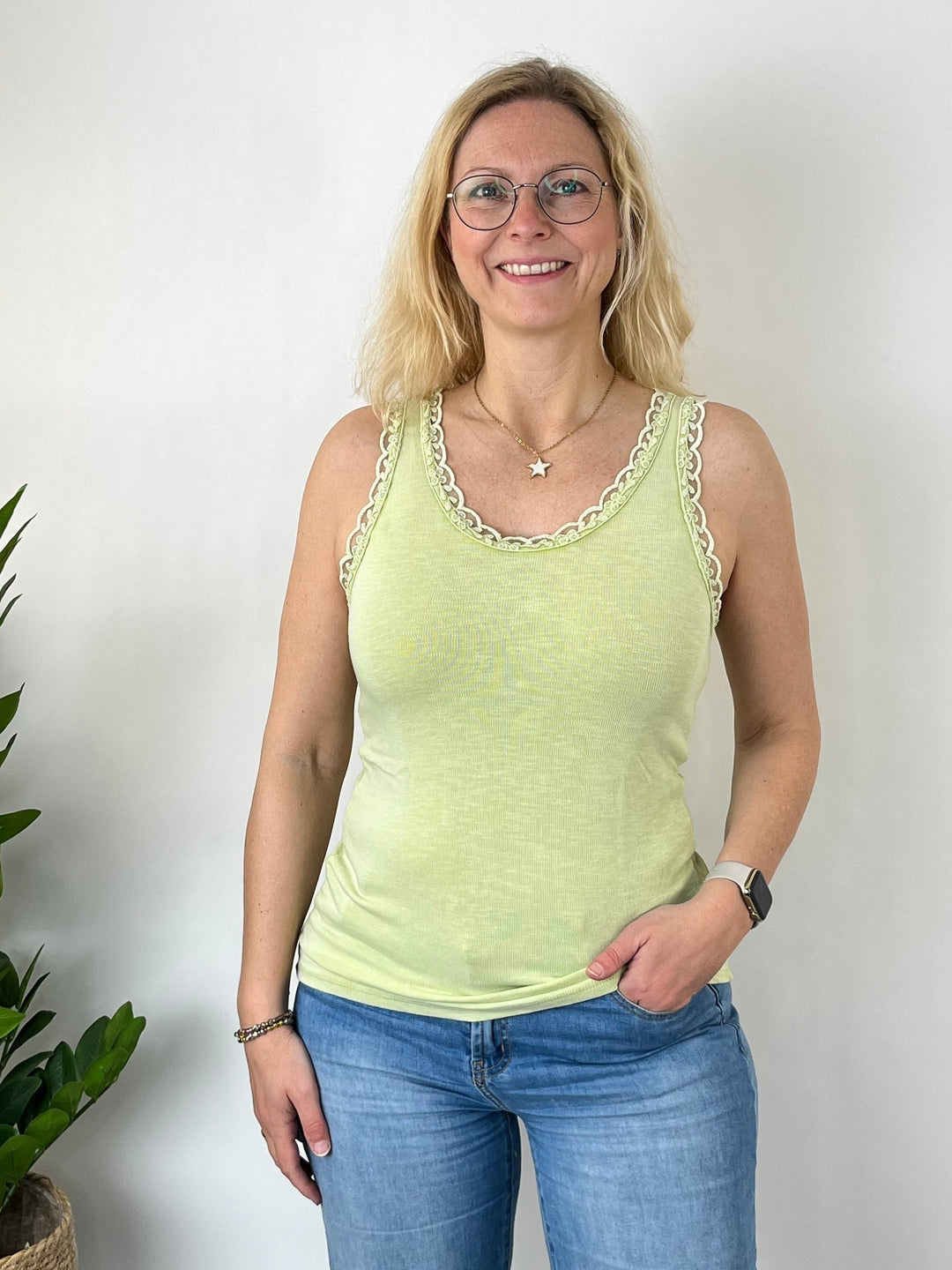 Rippentop mit Spitzenkante, lindgrün von Bella Vita - Mode & Lifestyle
