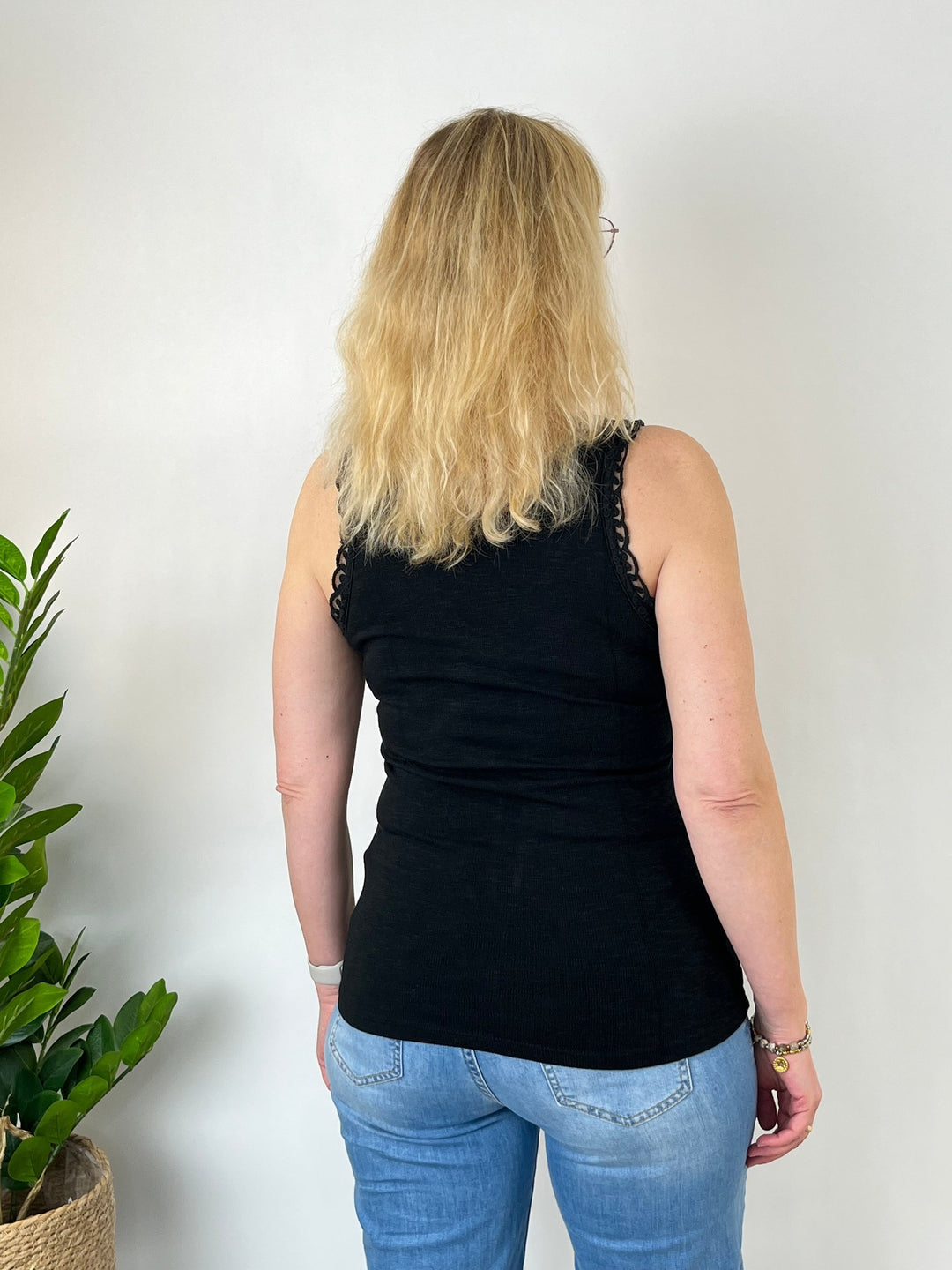 Rippentop mit Spitzenkante, schwarz von Bella Vita - Mode &amp; Lifestyle