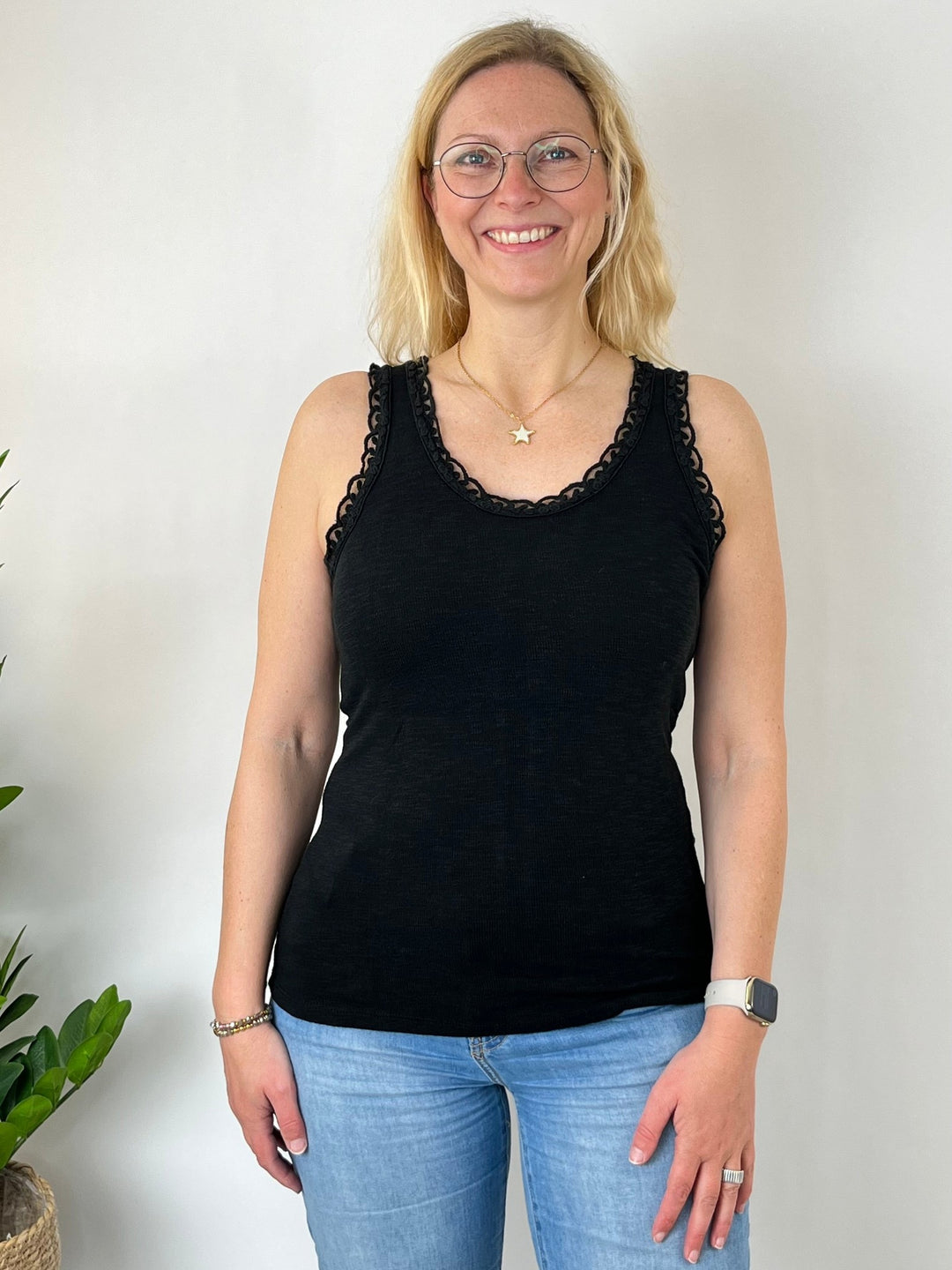 Rippentop mit Spitzenkante, schwarz von Bella Vita - Mode & Lifestyle