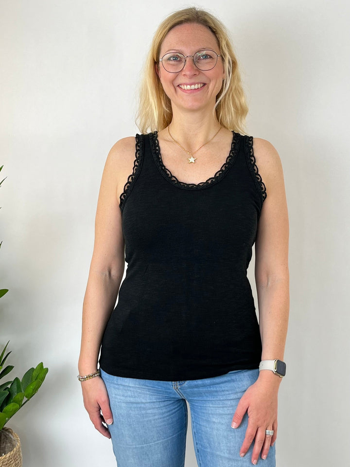 Rippentop mit Spitzenkante, schwarz von Bella Vita - Mode &amp; Lifestyle
