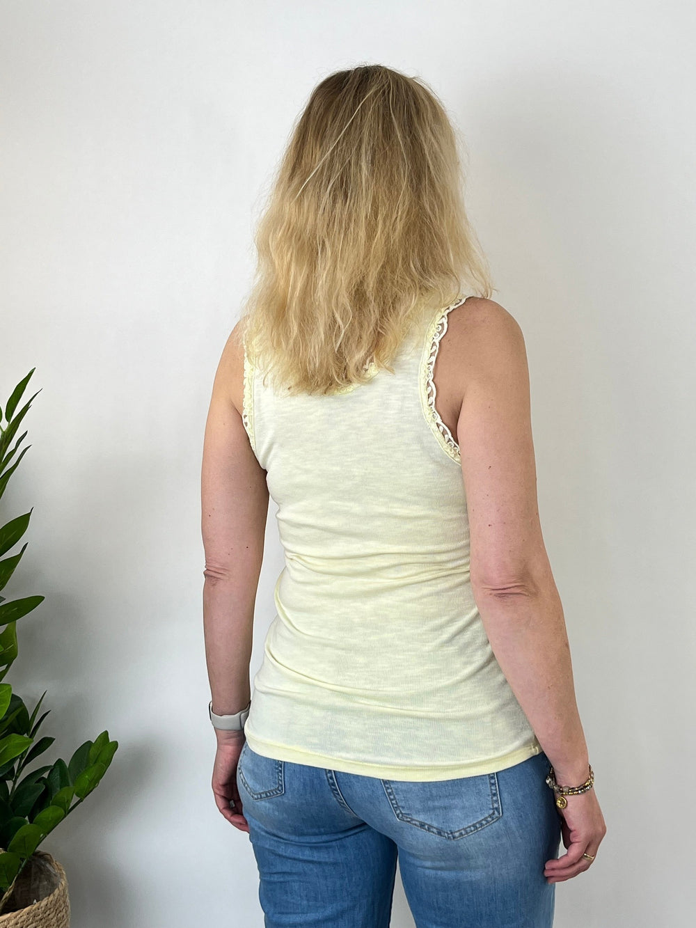 Rippentop mit Spitzenkante, vanillegelb von Bella Vita - Mode & Lifestyle