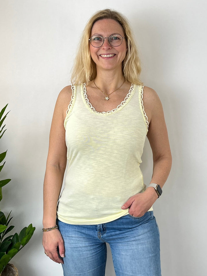 Rippentop mit Spitzenkante, vanillegelb von Bella Vita - Mode &amp; Lifestyle