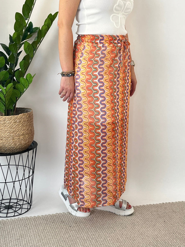 Seitenansicht Maxirock mit elastischem Bund und Zick-Zack-Muster in Orange