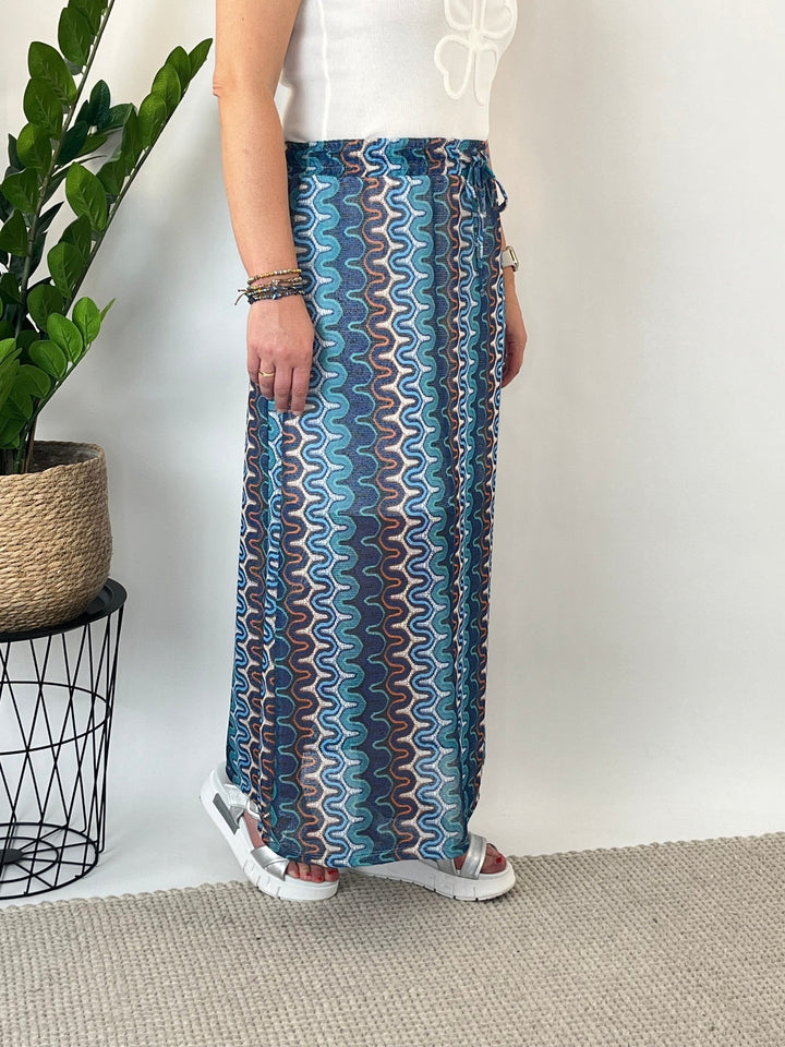 Sommer-Maxirock Seitenansicht mit Zick-Zack-Muster in Blau