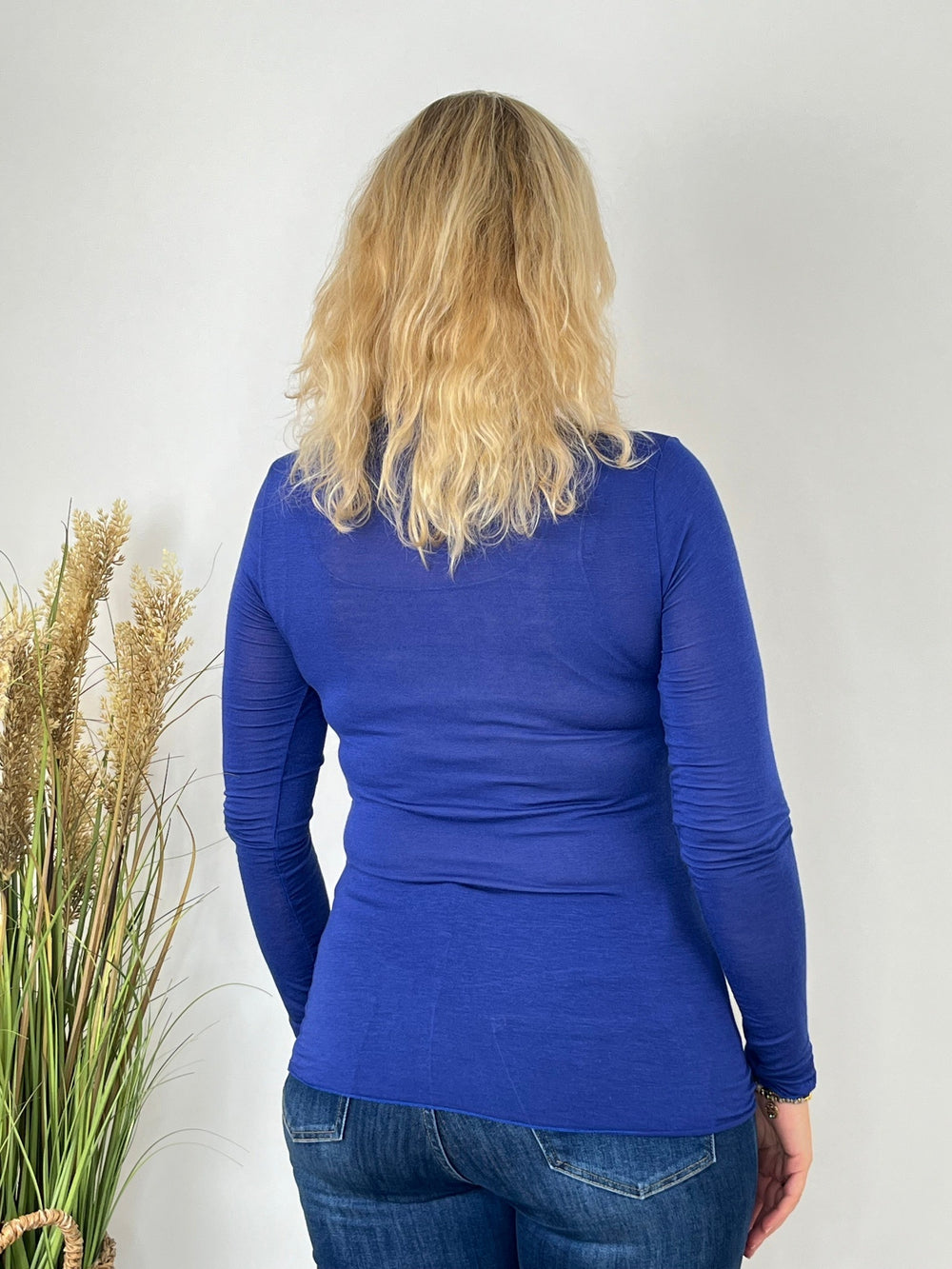 Blaues Rollkragenshirt aus Cashmere, Rückansicht mit körpernaher Passform