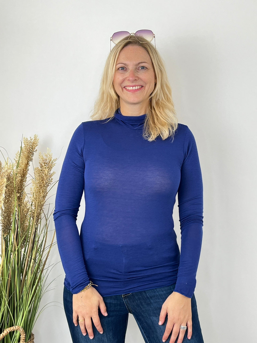 Blaues Rollkragenshirt aus Cashmere, Frontansicht mit femininem Kragen