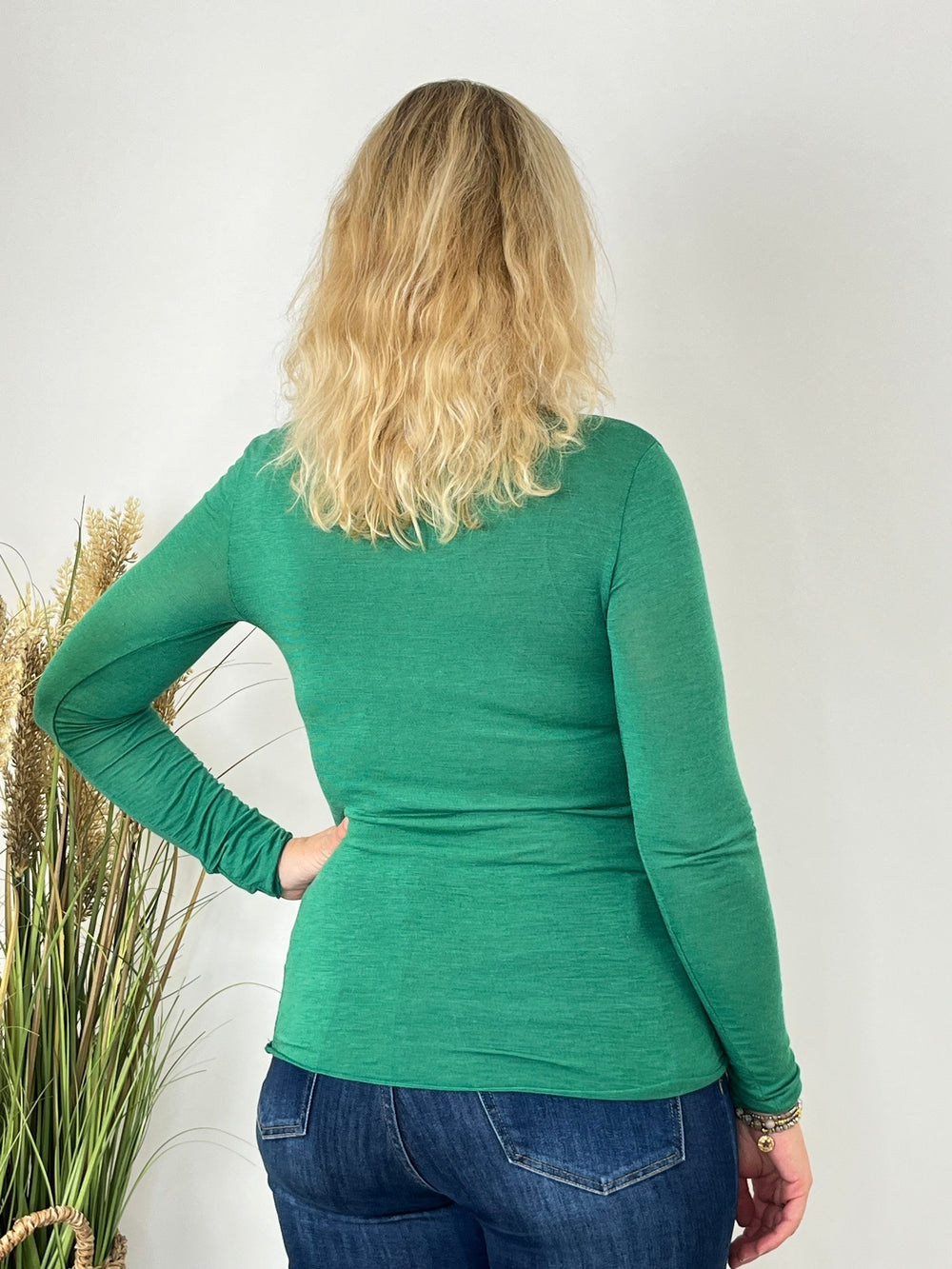 Rückansicht dunkelgrünes Cashmere Langarmshirt
